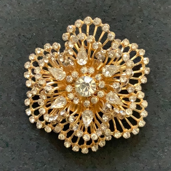 Jewelry - ✨Host pick✨ Vintage brooch